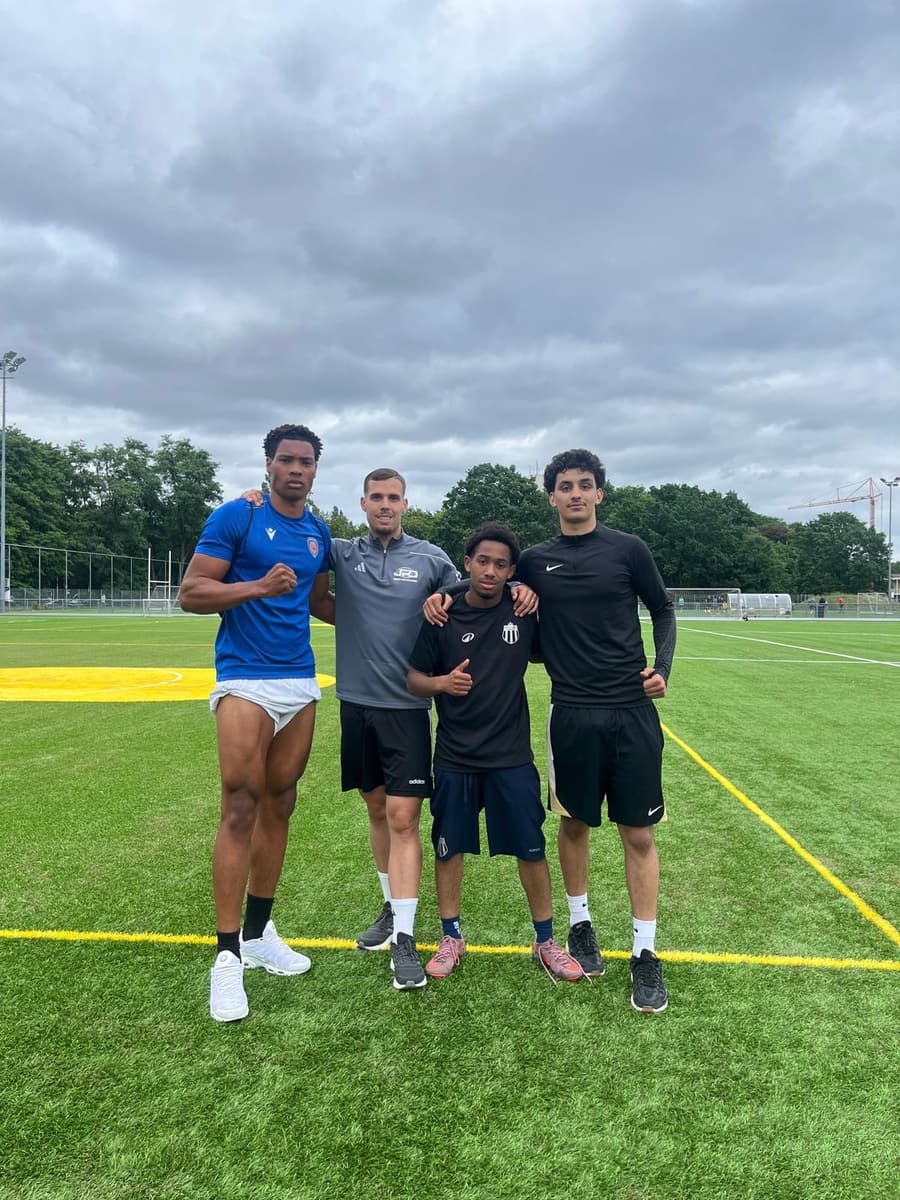Spelers samen met de coach na een groepstraining van JPD